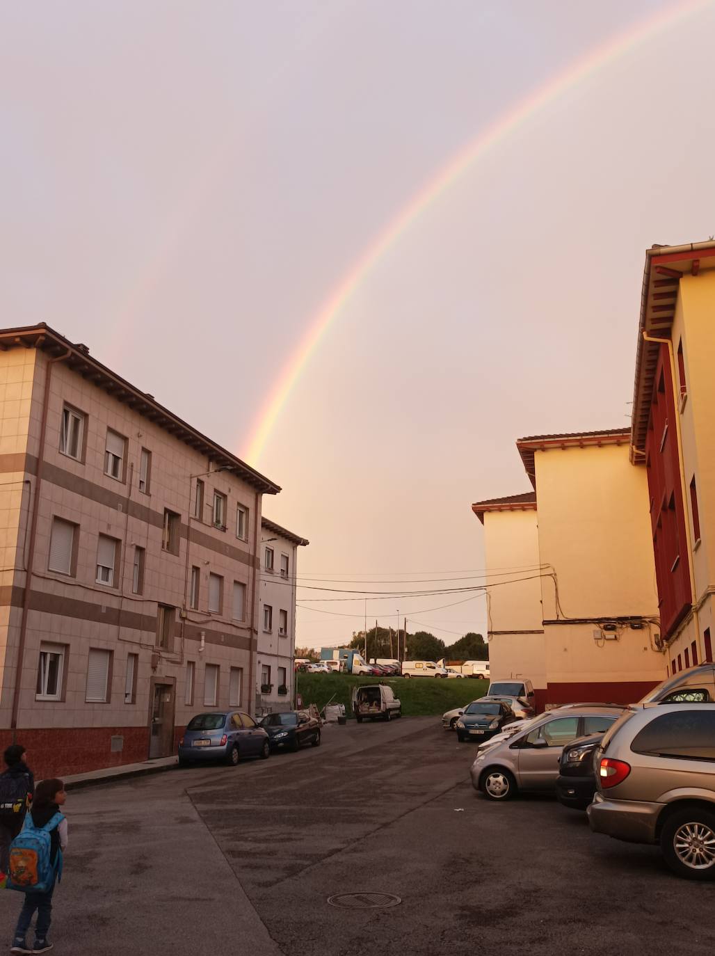 El espectacular arcoíris que dio los buenos días a Gijón