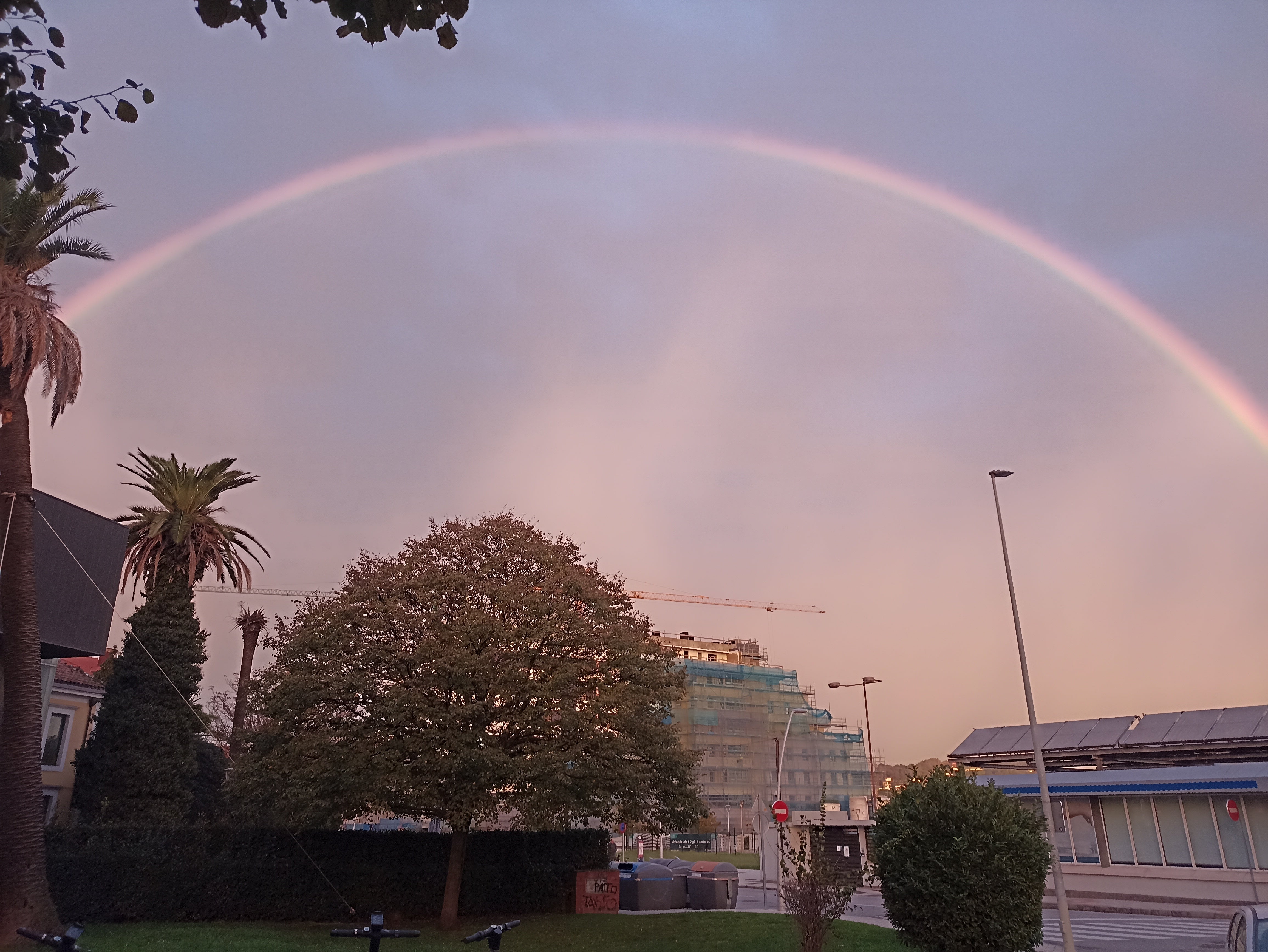 El espectacular arcoíris que dio los buenos días a Gijón