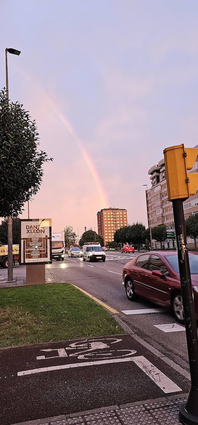 El espectacular arcoíris que dio los buenos días a Gijón