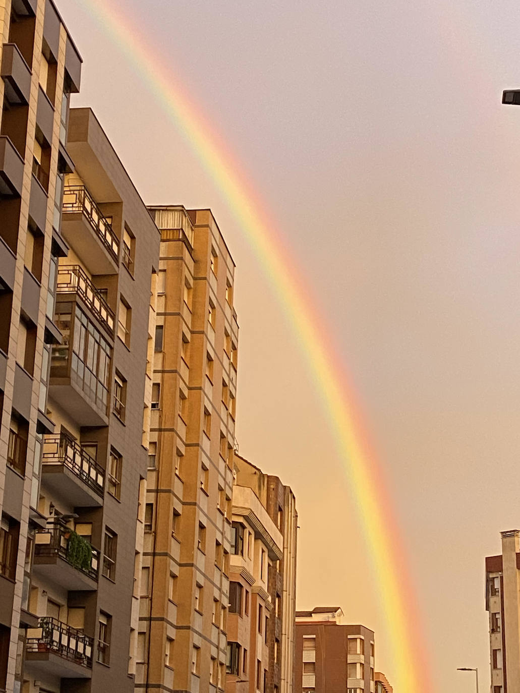 El espectacular arcoíris que dio los buenos días a Gijón