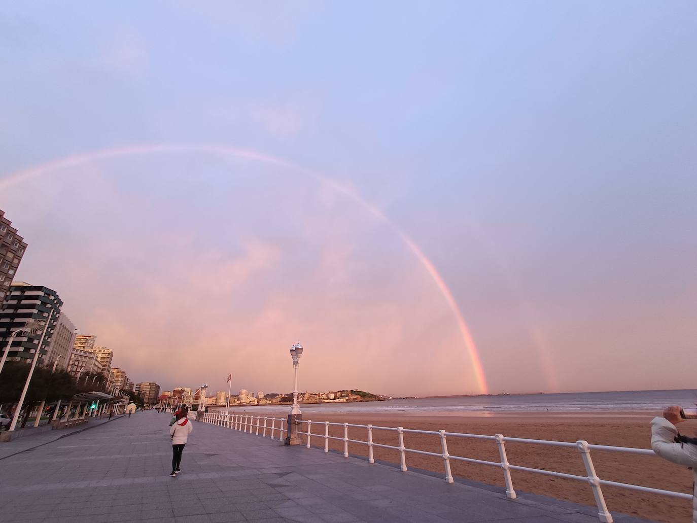 El espectacular arcoíris que dio los buenos días a Gijón