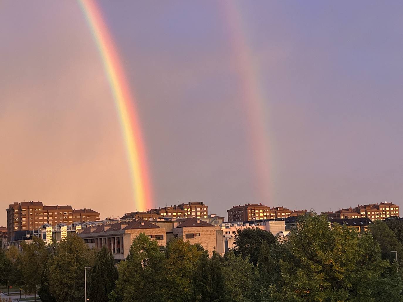 El espectacular arcoíris que dio los buenos días a Gijón