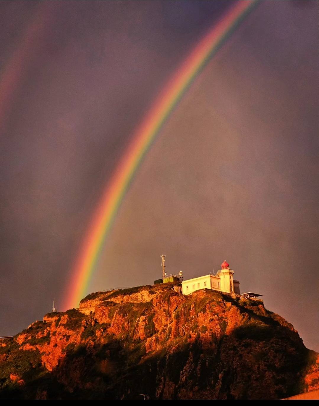 El espectacular arcoíris que dio los buenos días a Gijón