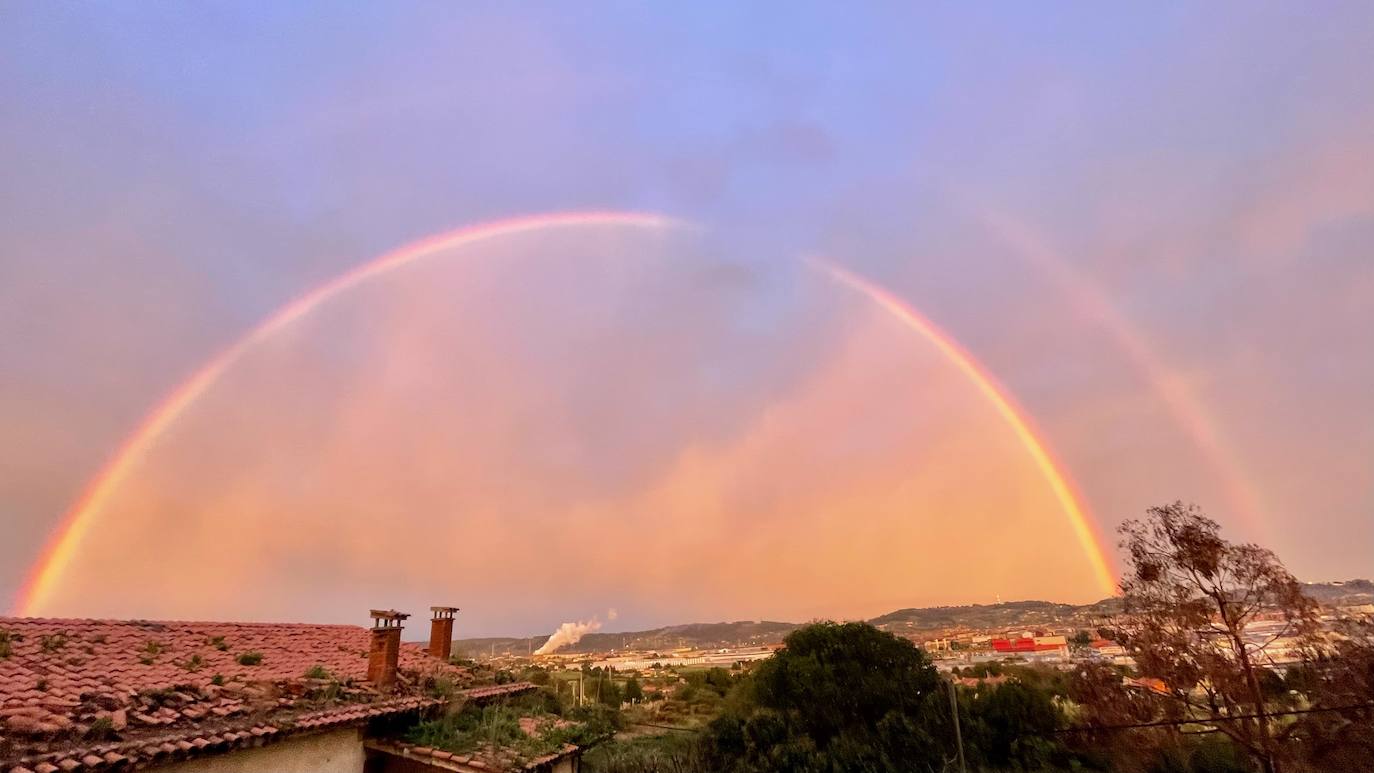 El espectacular arcoíris que dio los buenos días a Gijón