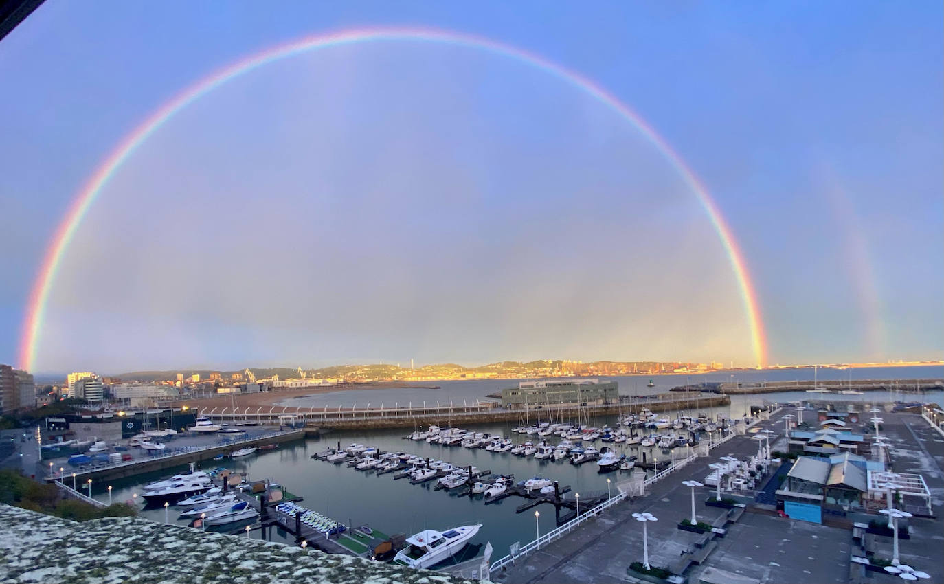 El espectacular arcoíris que dio los buenos días a Gijón