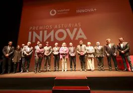 Los premiados, en el centro, con autoridades regionales y locales; los responsables de AsturiasInnova+ y Vodafone, en el Niemeyer.
