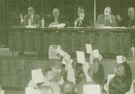 La mesa presidencial de la asamblea de socios.