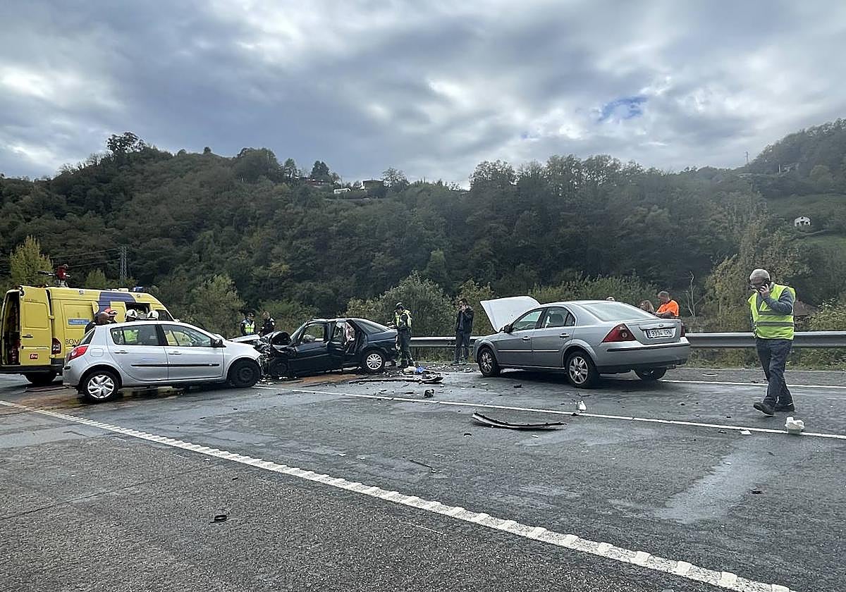 Los tres vehículos implicados en el fatal accidente en el corredor del Nalón.