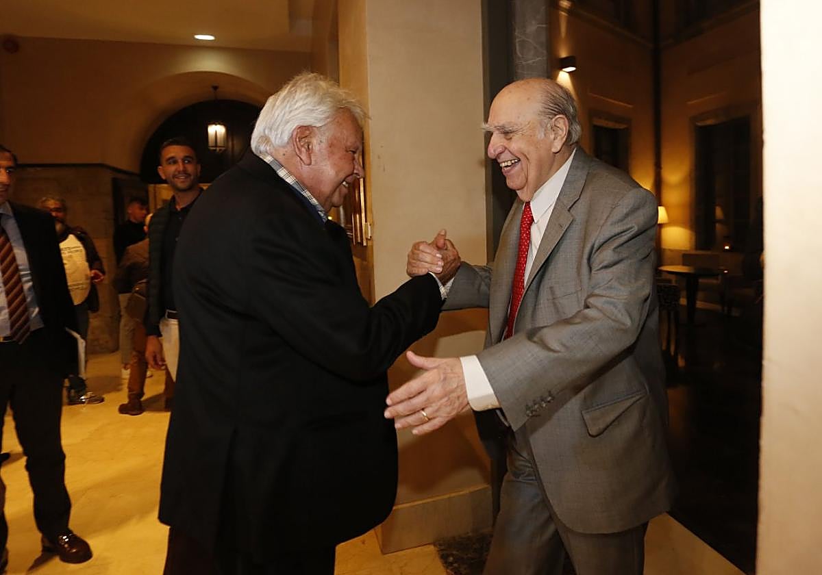 Felipe González saluda a Sanguinetti a su llegada a Avilés.