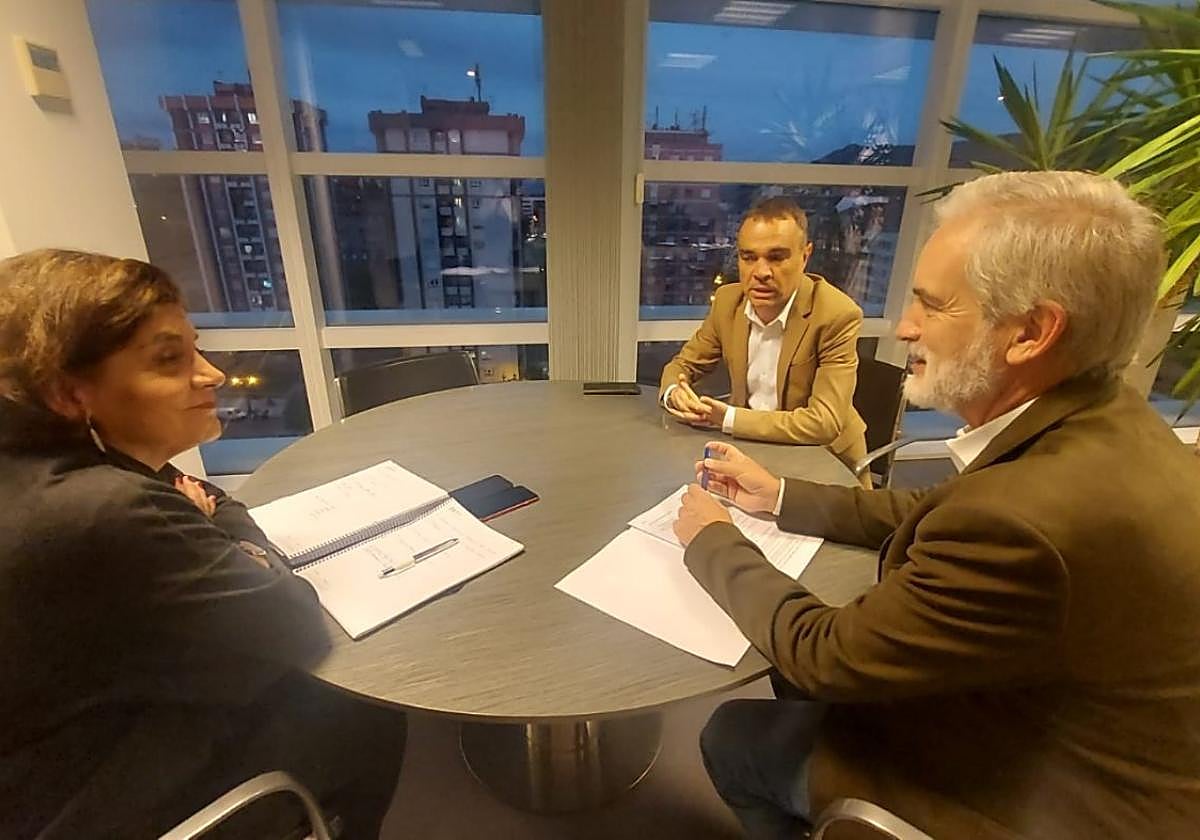 Iván Fernández, reunido ayer con Concepción Saavedra y Aquilino Alonso.