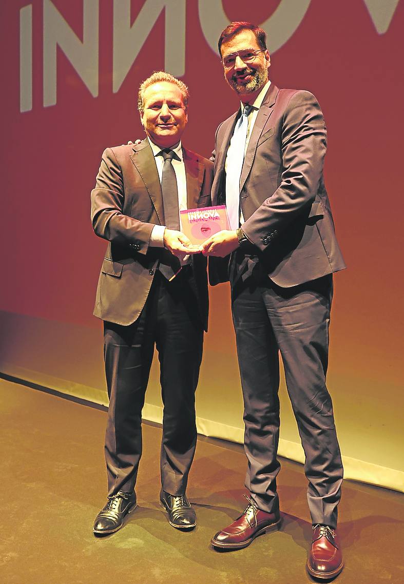 Juan Rodríguez, CEO de ILAS, posa con su premio junto con Francisco Vallejo, director territorial de la zona norte de Vodafone.