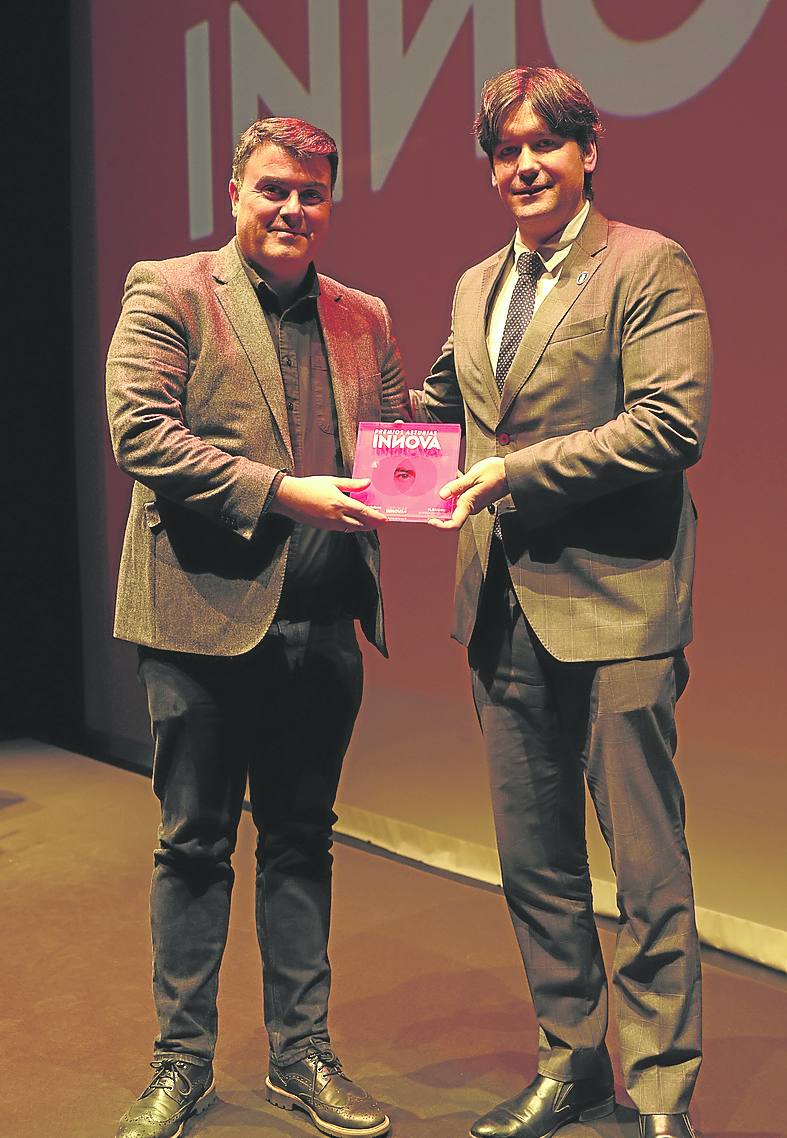 El consejero Borja Sánchez entregó el premio a Pablo Arboleya.