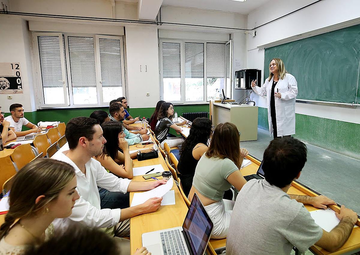 Imagen secundaria 1 - María Ángeles Gil, una mujer de azar, realismo y filosofía
