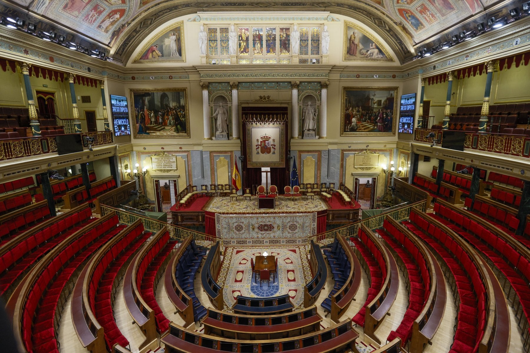Aspecto del Congreso de los Diputados, ya preparado para acoger el acto en el que doña Leonor jurará ante las Cortes Generales con motivo de su 18 cumpleaños.