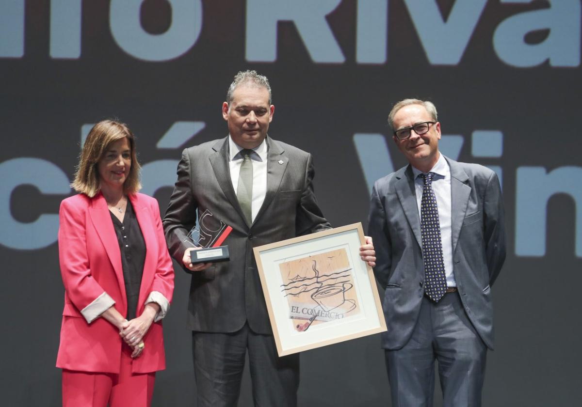 Laura Fonseca, Adolfo Rivas y J. J. Medina, durante la ceremonia de entrega.