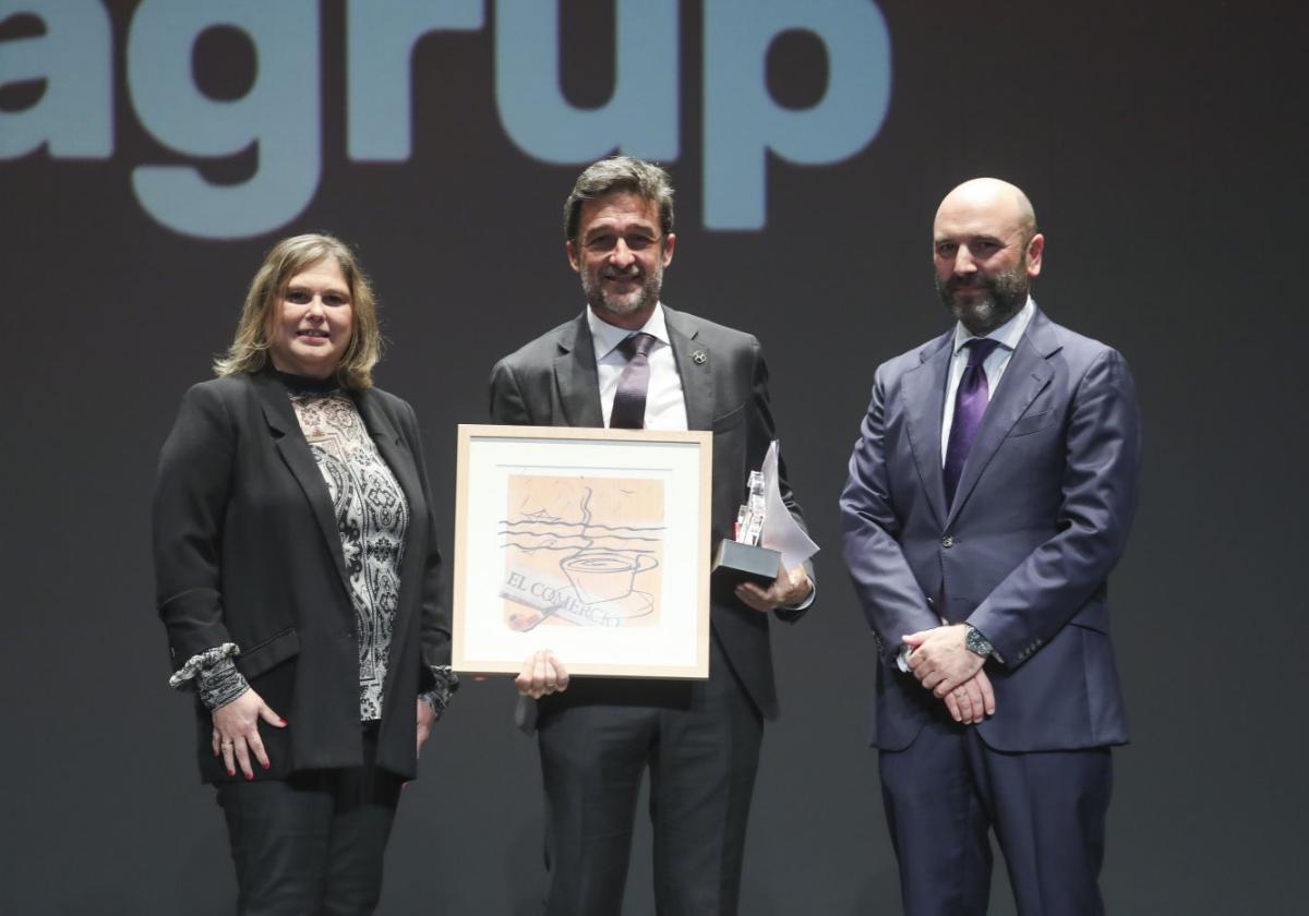 Mikel Jaureguizar con su premio, acompañado en el escenario por Noelia Alonso y Diego Oliveira.