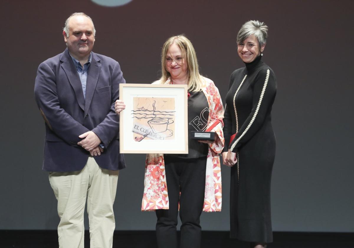 Daniel Fernández y Cristina Tuero entregaron el premio a María Ángeles Gil.