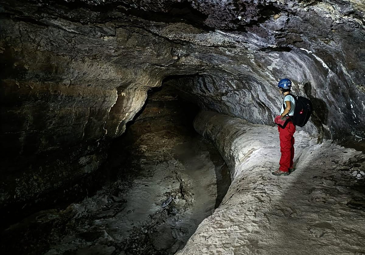 El equipo de investigación explorando el tubo de La Corona.