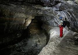 El equipo de investigación explorando el tubo de La Corona.