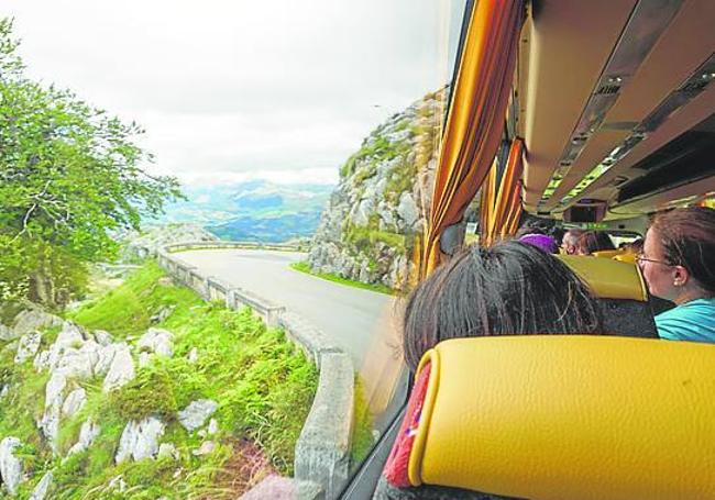 Obras. En la carretera, de alta montaña, están pendientes trabajos de ensanche en ciertos puntos.