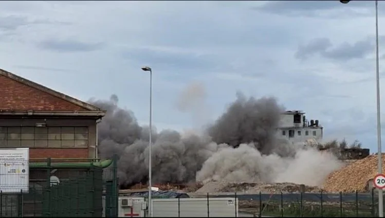 Así fue el derribo de las dos últimas torres de carbón en Avilés