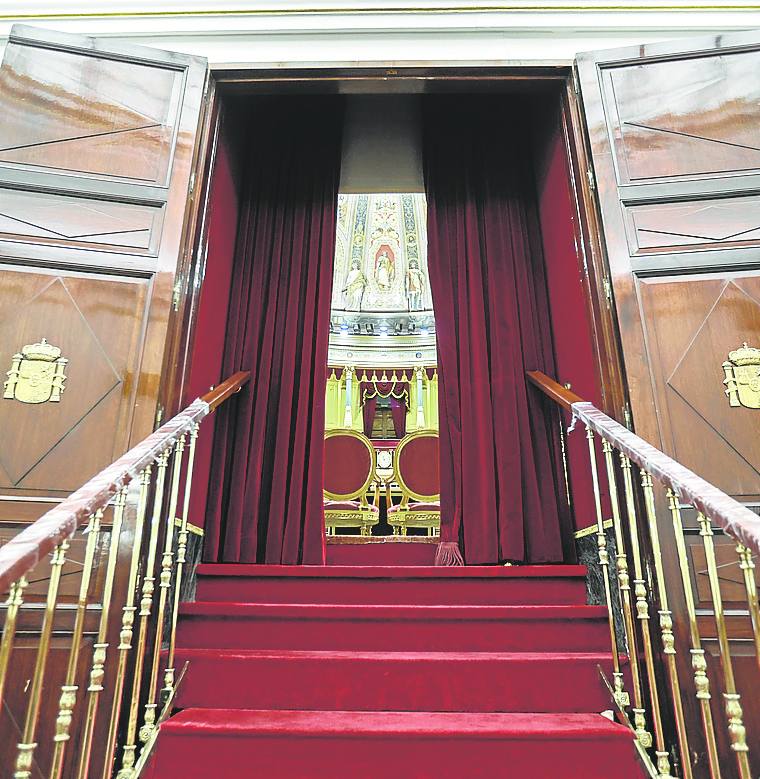 El acceso a la tribuna se realizará por la parte trasera, al haber retirado de forma provisional la tradicional escalinata del Congreso. efe