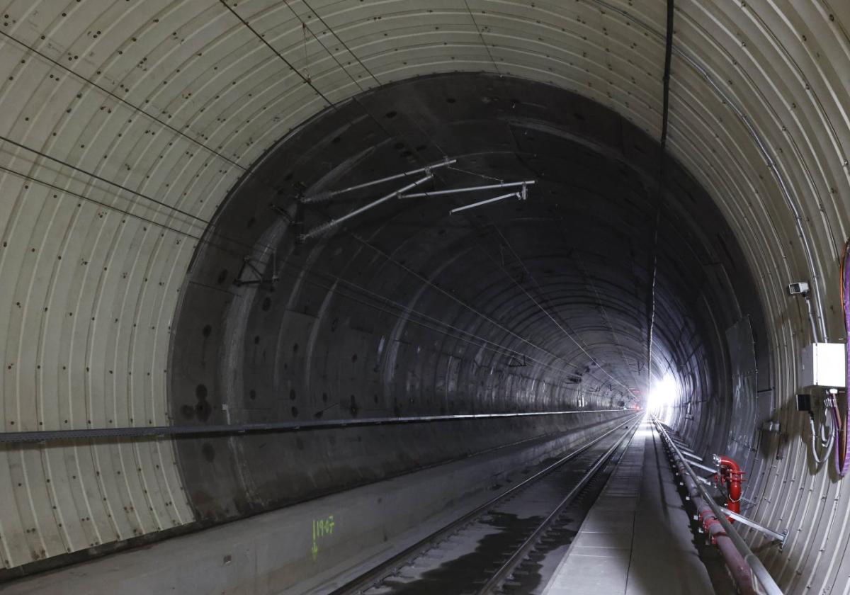 Interior de uno de los macrotúneles de la variante, con las planchas blancas que conducen el agua hacia la solera.