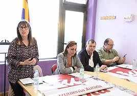 Marisa Rodríguez se dirige a los afiliados en una reunión de Izquierda Unida.