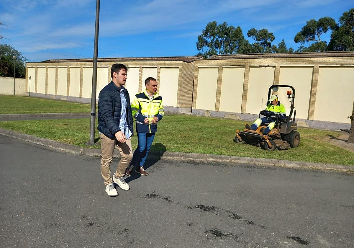 Jorge Suárez e Iván Fernández, en el cementerio de Nuña.