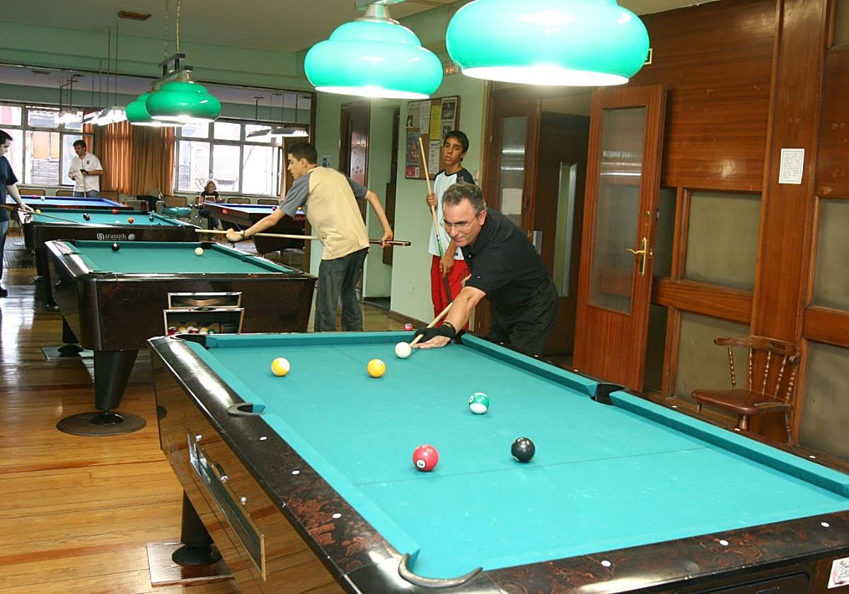 La sala de billar del Centro Asturiano de La Habana en Avilés.