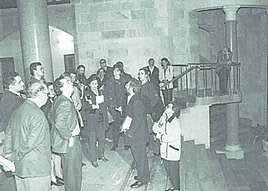 Historiadores y arquitectos, en la capilla de la Laboral.