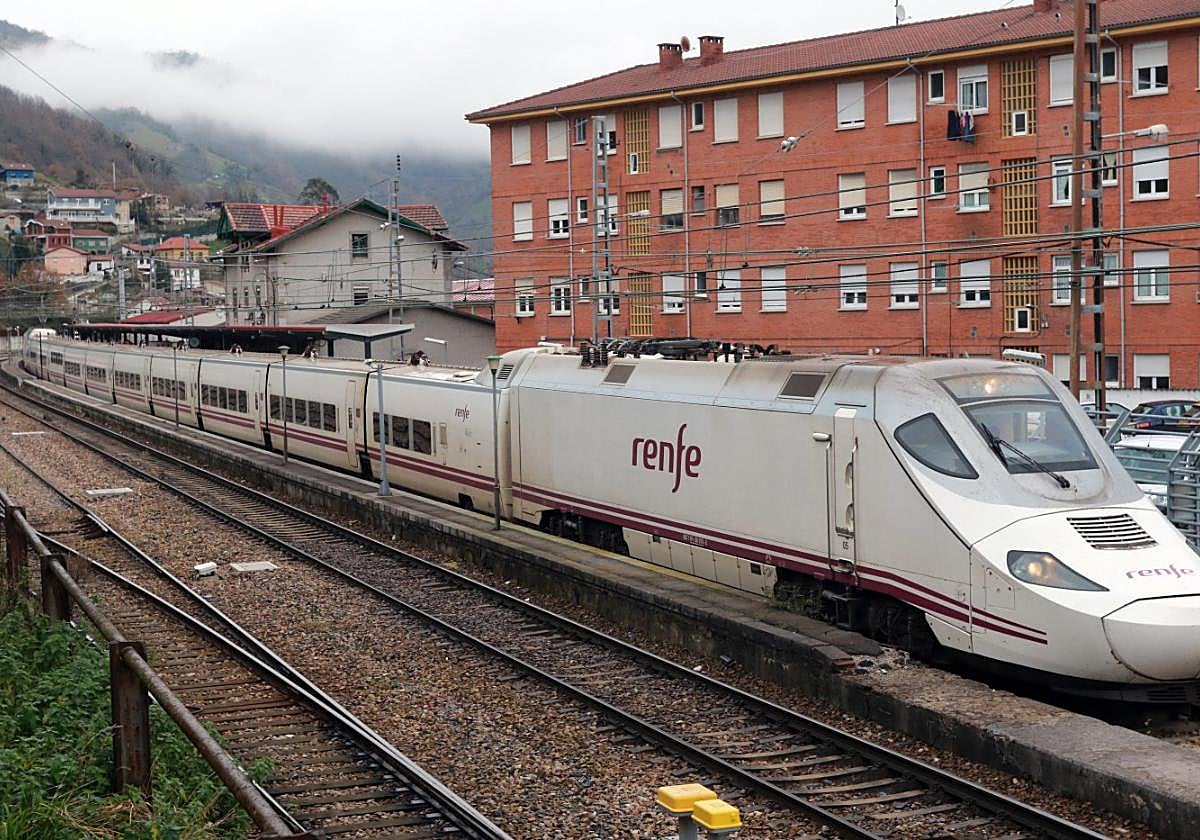 Un tren Alvia, a su paso por la estación de Pola de Lena.