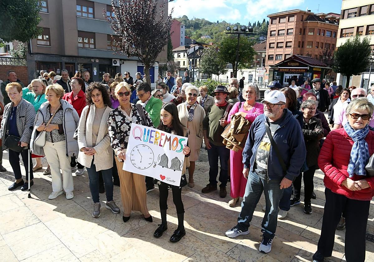 Concentración, ayer en Ciaño, para reclamar al párroco que arregle el reloj de la iglesia.