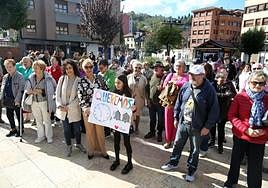 Concentración, ayer en Ciaño, para reclamar al párroco que arregle el reloj de la iglesia.