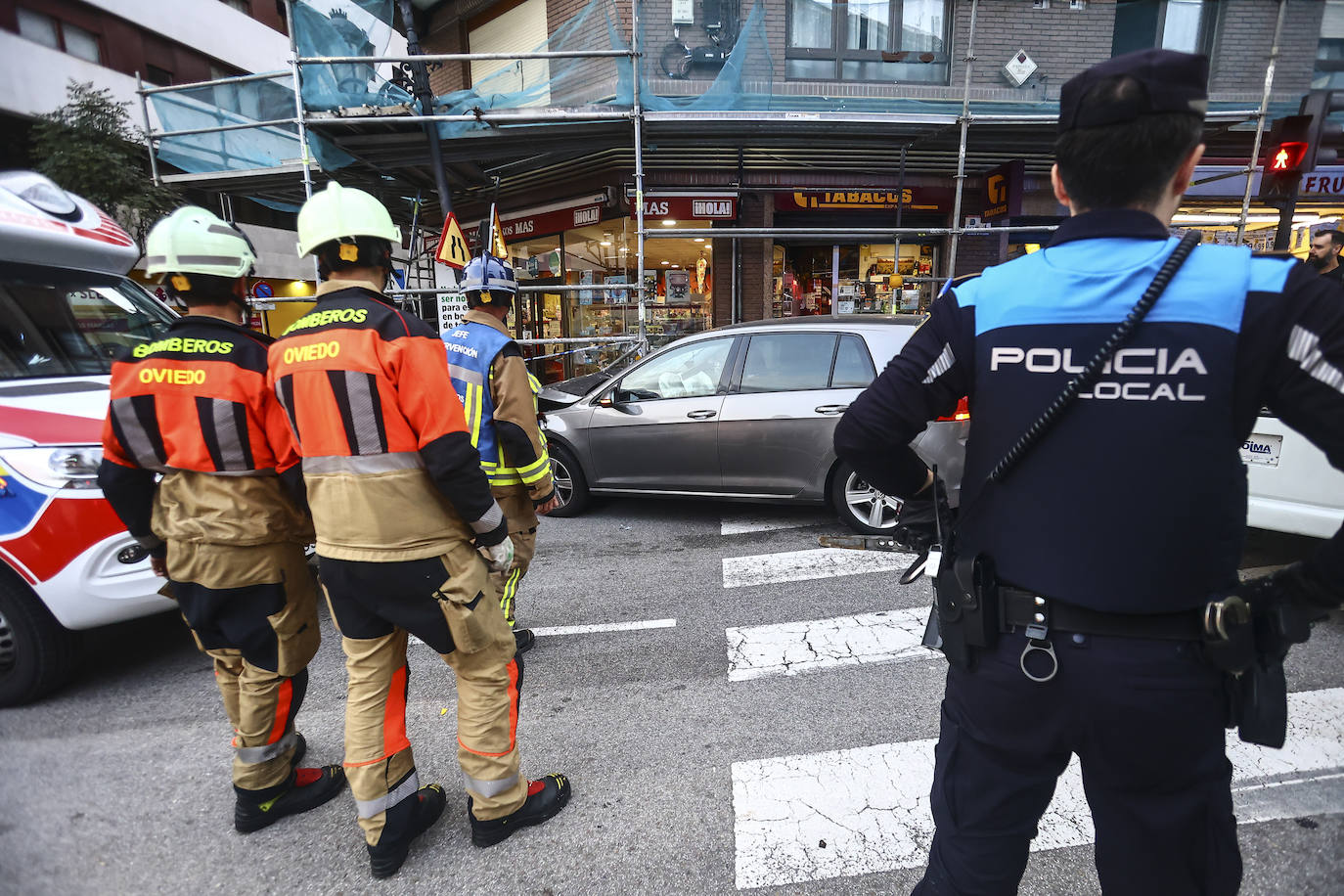 Un conductor atropella a tres peatones en Oviedo