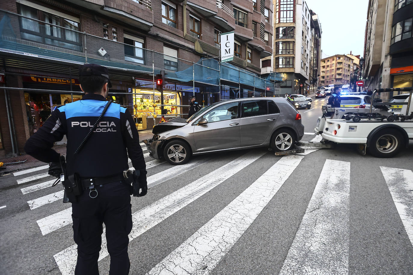 Un conductor atropella a tres peatones en Oviedo