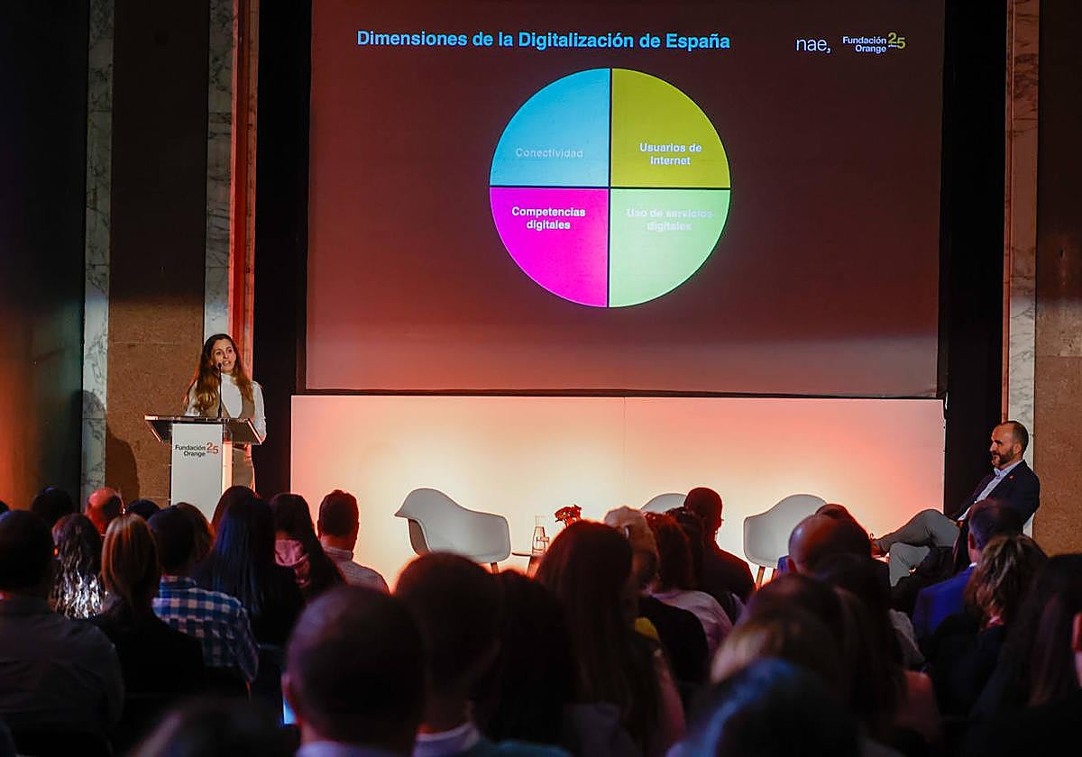 Participantes en el acto conmemorativo del 25 aniversario de la Fundación Orange en Gijón.