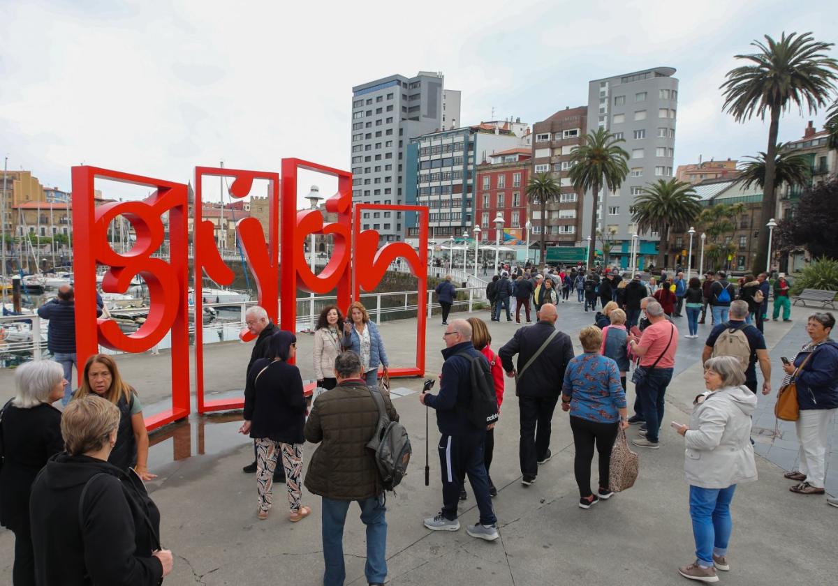 Turistas en el Puerto Deportivo, junto a 'Las Letronas', gran punto de afluencia de quienes visitan la ciudad.