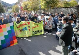 El alcalde de San Martín, a la derecha de la fotografía, se dirige a las personas que apoyan el centro de acogida de inmigrantes en Sotrondio.