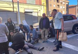 Los vecinos atendiendo a la mujer atropellada en Ciaño.