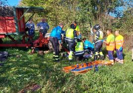 Herido de consideración tras quedar atrapado bajo la rueda de un tractor en Piloña
