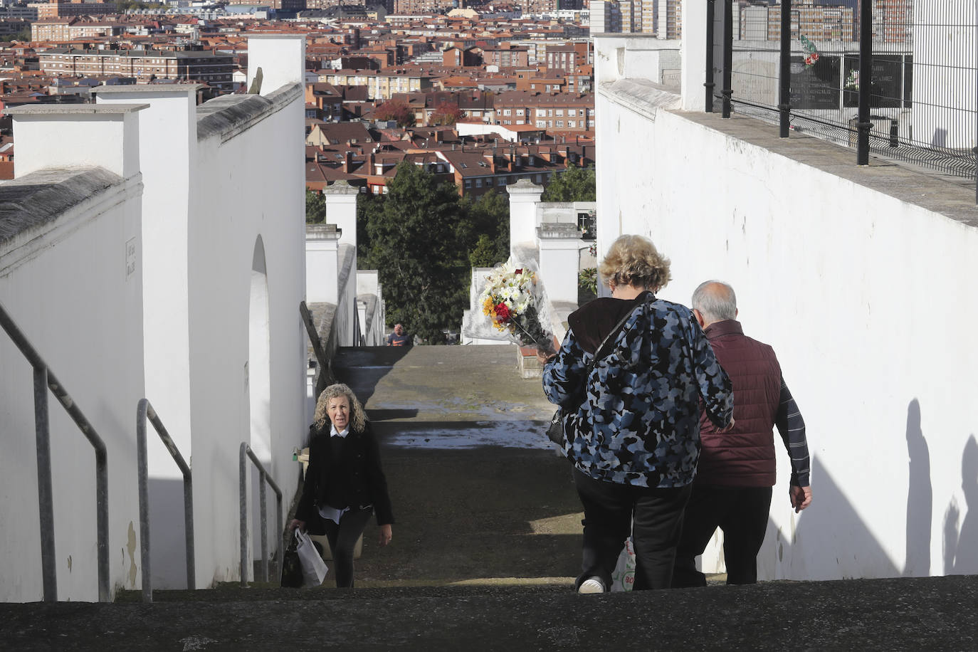 Gijón adelanta su visita a los cementerios