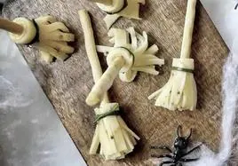 Escobas de bruja preparadas con queso para celebrar Halloween