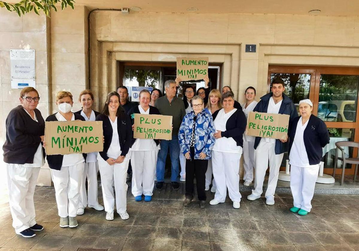 Protesta a las puertas de la residencia de mayores El Mirador en Tineo.