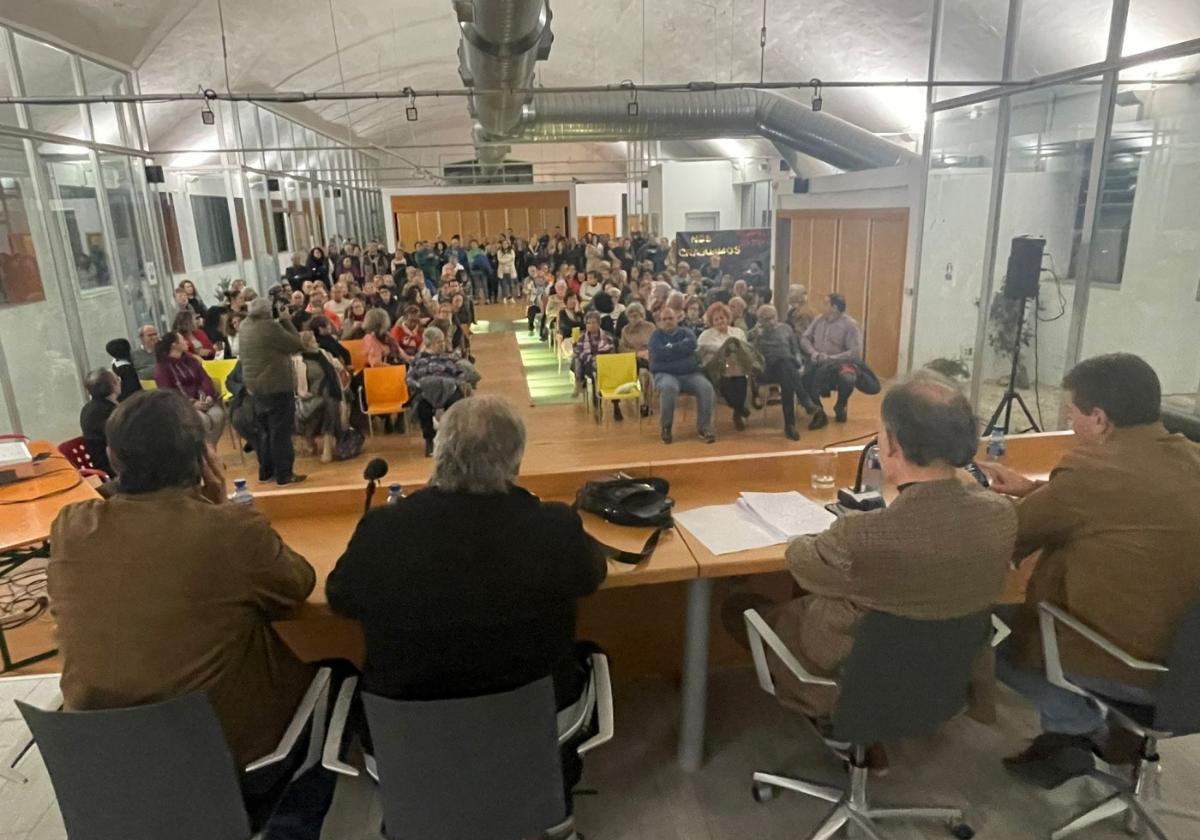 Encuentro vecinal que ayer se celebró en Sotrondio sobre el centro de acogida.