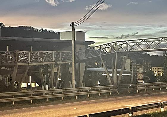Pasarela peatonal que el Ayuntamiento de Langreo se compromete a mantener.
