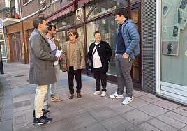 Los políticos populares, en la plaza de Santa Bárbara ante varios negocios cerrados.