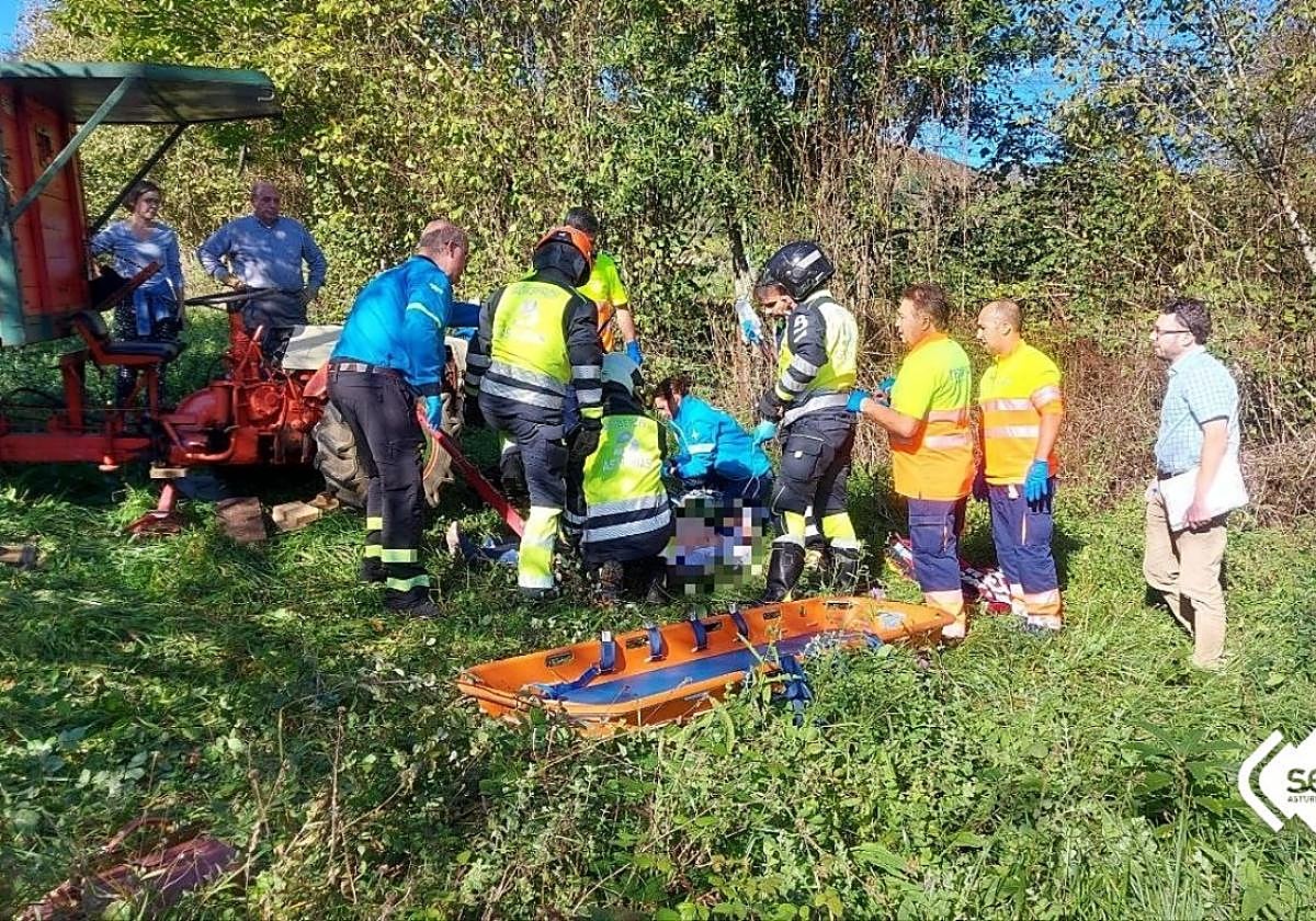 El hombre, de 83 años, resultó herido tras quedar atrapado bajo la rueda de un tractor en una finca de la localidad piloñesa de La Goleta.