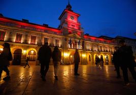 El Ayuntamiento de Oviedo fue iluminado con los colores de la bandera de España para celebrar el juramento de la Princesa de Asturias.