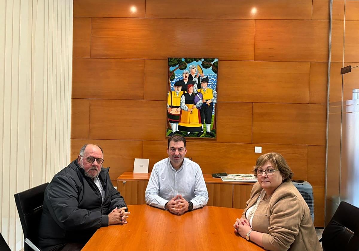 El comendador Carlos Guardado; el alcalde, Sergio Hidalgo, y la presidenta del Club de Guisanderas, Amada Álvarez, en Salas.